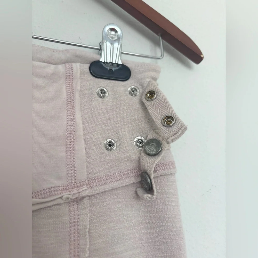 FREE PEOPLE MOVEMENT MUTED PINK BOHEMIAN STYLE LEGGING PANTS SZ SMALL - Picture 5 of 10